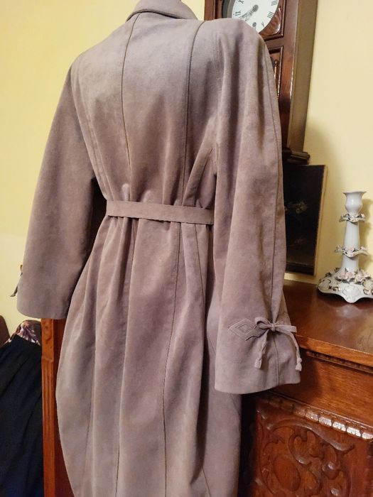 Trenc nou superb, culoarea gri lavanda, usor, decoratiuni cu snur la maneci