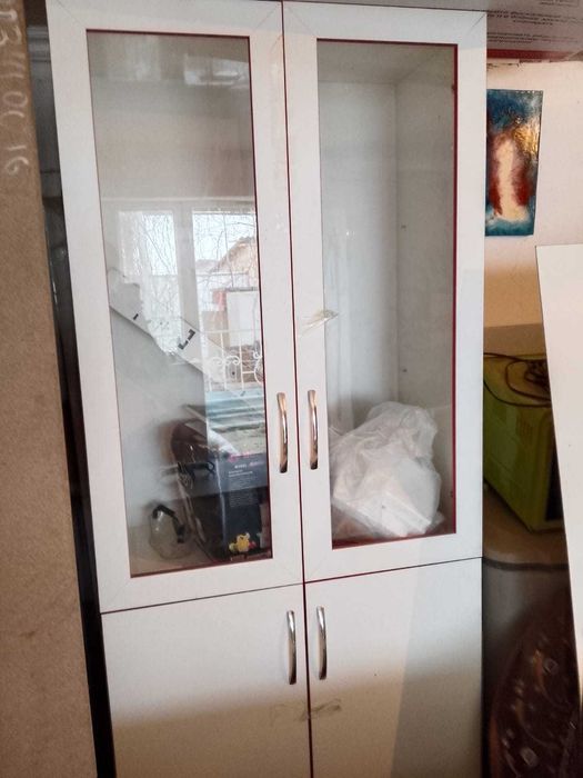 медицинский шкаф и стол, в хорошем состоянии