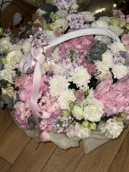 Продам 2 шт цветы в корзине