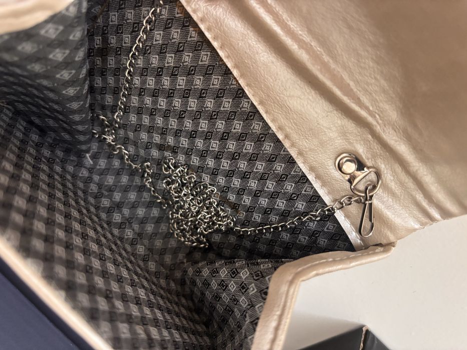 Малка сладка бяло-сребриста чантичка