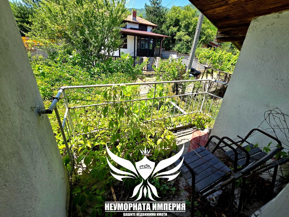 Продавам двуетажна къща с 86РЗП и 744кв.м. двор в село Горнослав във вилна зона