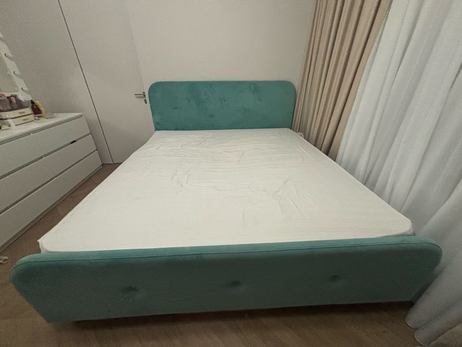 Кровать двуспальная с матарасом