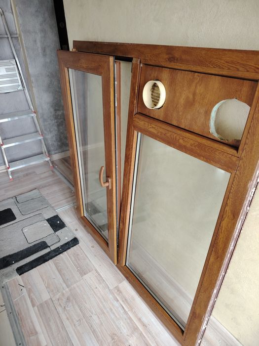 Fereastra termopan de bucătărie cu gaura pentru hota și centrala