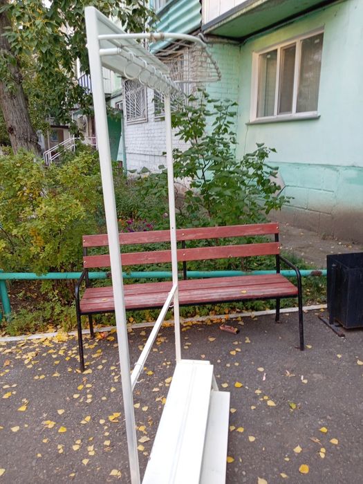 Вешалка металлическая.