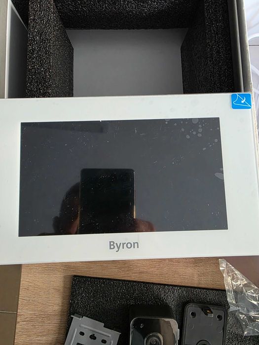 Sistem de interfon video cu 2 fire și ecran tactil de 7 inci