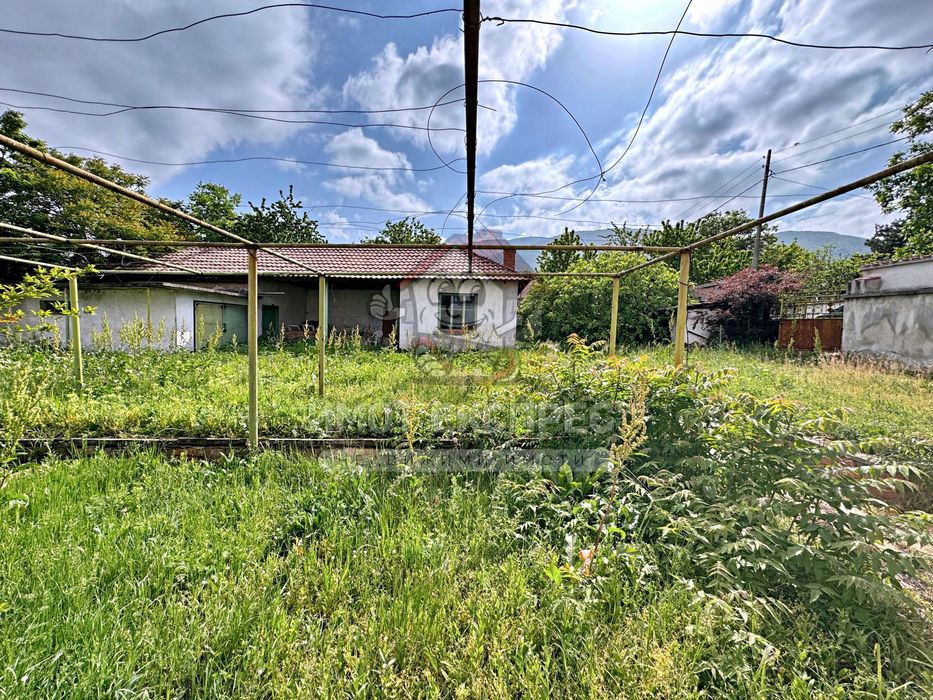 Самостоятелна къща 176кв.м, парцел 900кв.м, в центъра на село Червен