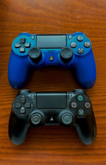 Playstation 4 PRO 1tb - 2 controllers