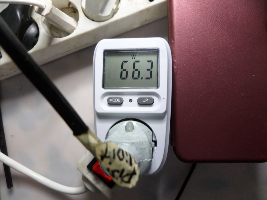 Aparat masura consumul instant in w panouri solare invertor arata tensiunea 220v