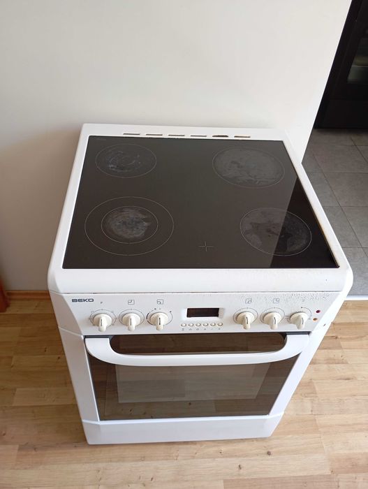 Готварска печка BEKO със стъклокерамични котлони – работеща