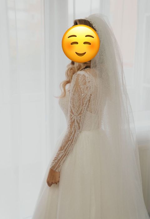 Rochie de mireasă elegantă, cu mâneci lungi și detalii strălucitoare