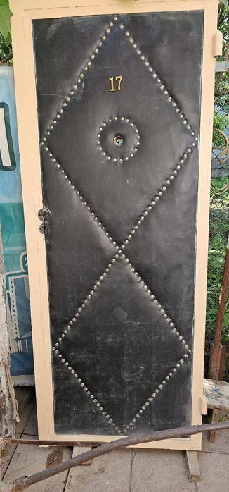 Металлическая дверь