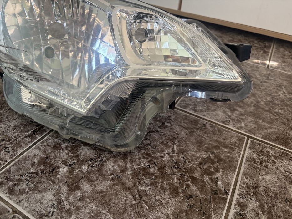 Десен фар за Тойота Версо / Toyota Verso S 2012