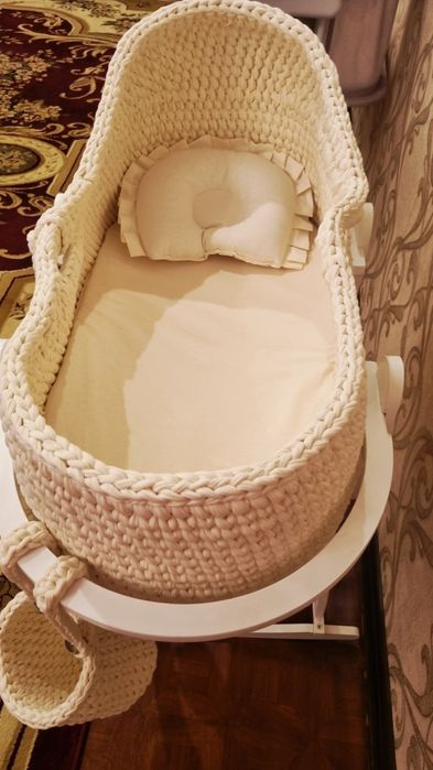 Люлька вязаная светло-бежевого цвета для новорождённых