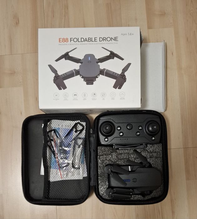 Dronă Pliabilă E88 – Dual Camera HD & Senzori