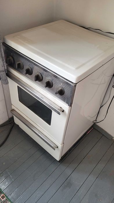 Стара готварска печка от соца , работеща от соца.