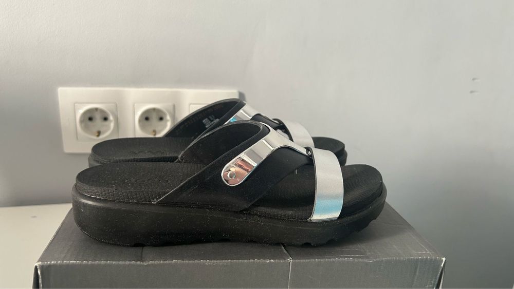 Продам новые сандалии Ecco для девочки, размер 35