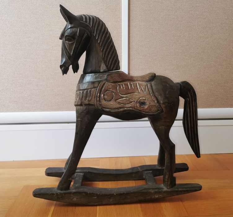 Антикварно Дървено люлеещо се конче в кафяв цвят играчка фигура декор