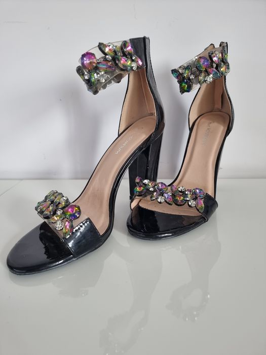 Елегантни обувки с камъни