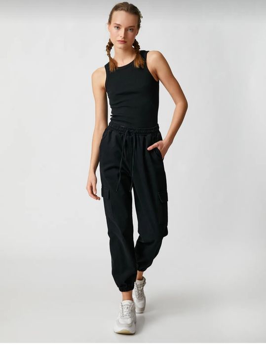 Pantaloni negri cu buzunare marime S