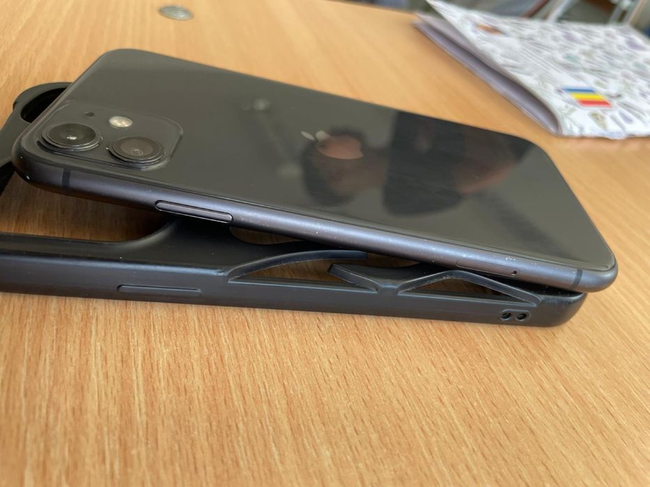 Vand iphone 11 telefonu ince este în garanție