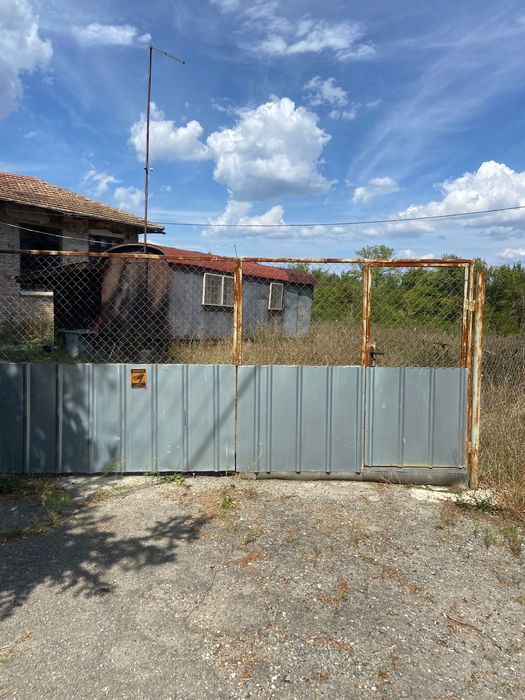 Упи с масивна сграда