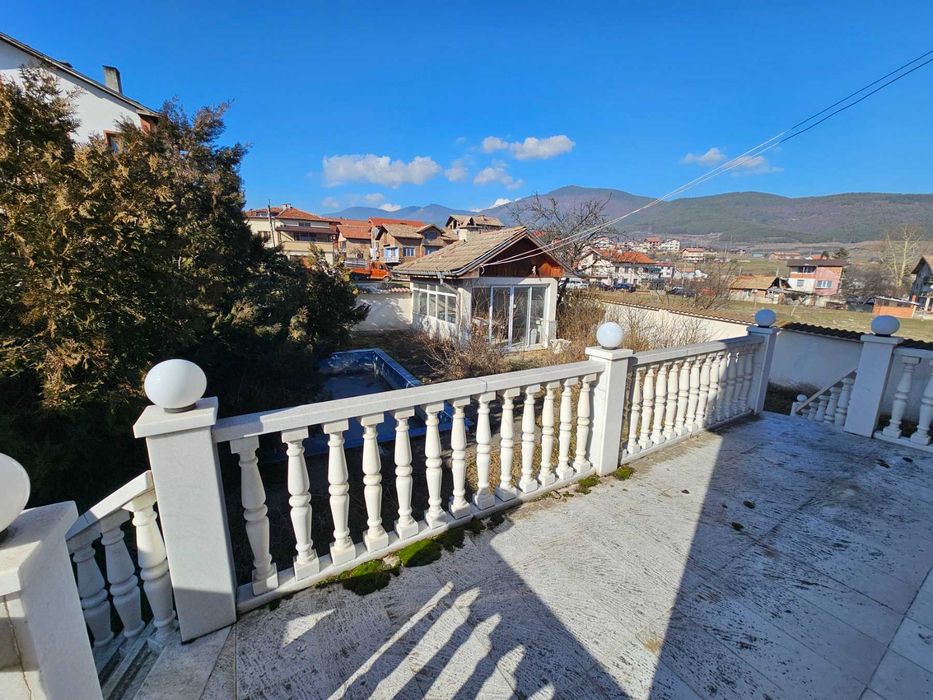 3-етажна къща с басейн и голям двор в квартал Каменица