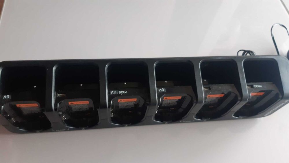 Зарядно, докинг станция Motorola 6-Unit Charger/Cloning Station DB40