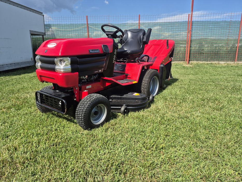 Vand tractoras de tuns iarba