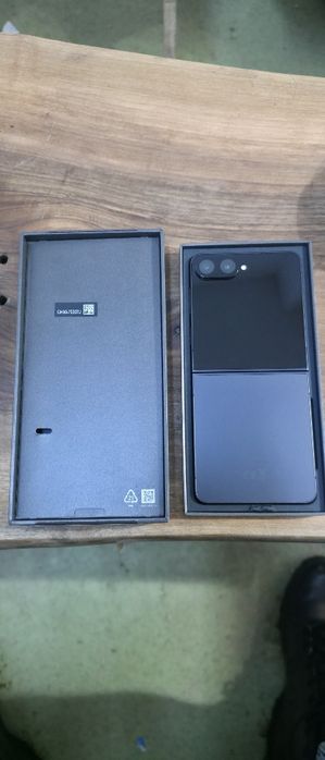 Samsung Galaxy Z Flip 7 – 256 GB, 12 GB RAM – nou, garanție 2 ani