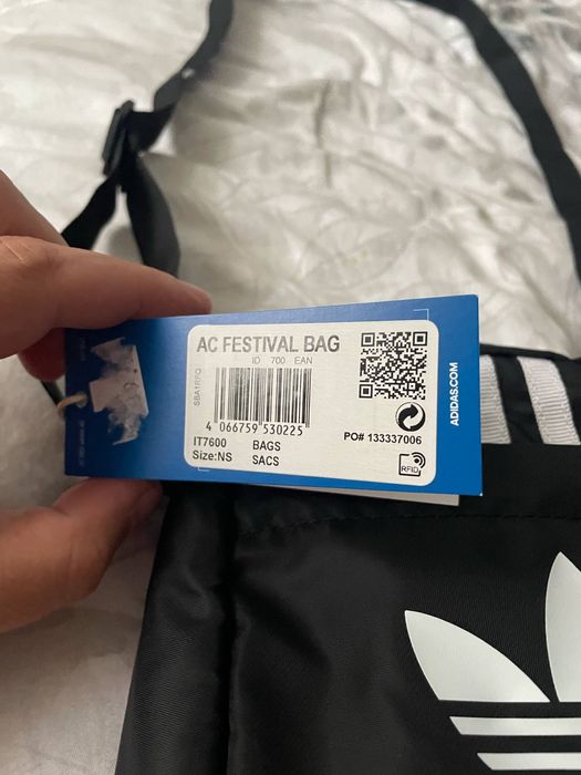 Продавам чантичка Adidas original.