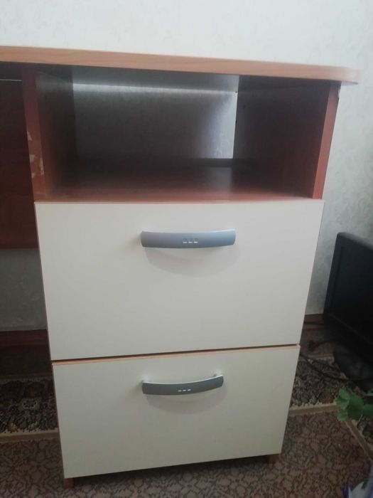 Стол письменный, подойдет для школьника