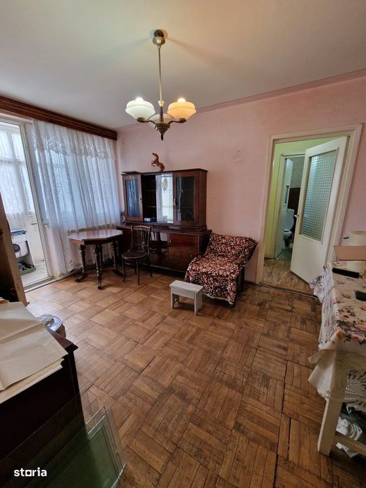 De vanzare apartament cu 3 camere si balcon, etajul 1, zona Spital Nou