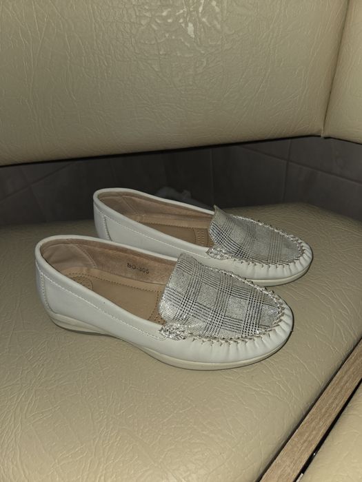 Pantofi purtați foarte puțin