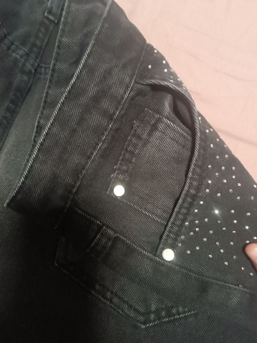 Черни дънки с камъни