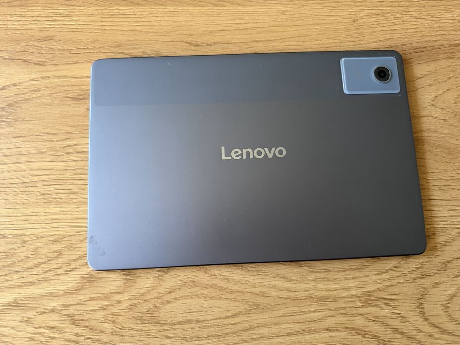 Vând Tabletă Lenovo Idea Tab 11" în garanție cu tastatură + încă o husa folio