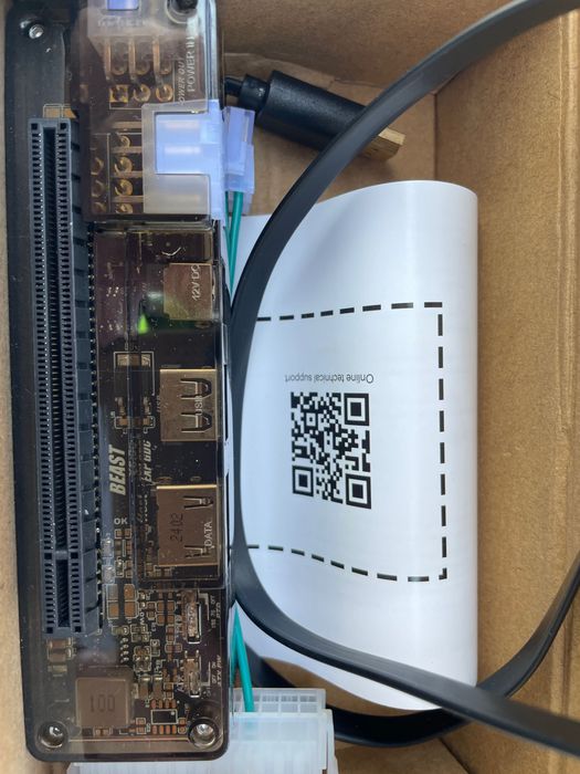 Допълнителен  PCI-E 3.0 слот за външна  видео карта  за лаптоп.