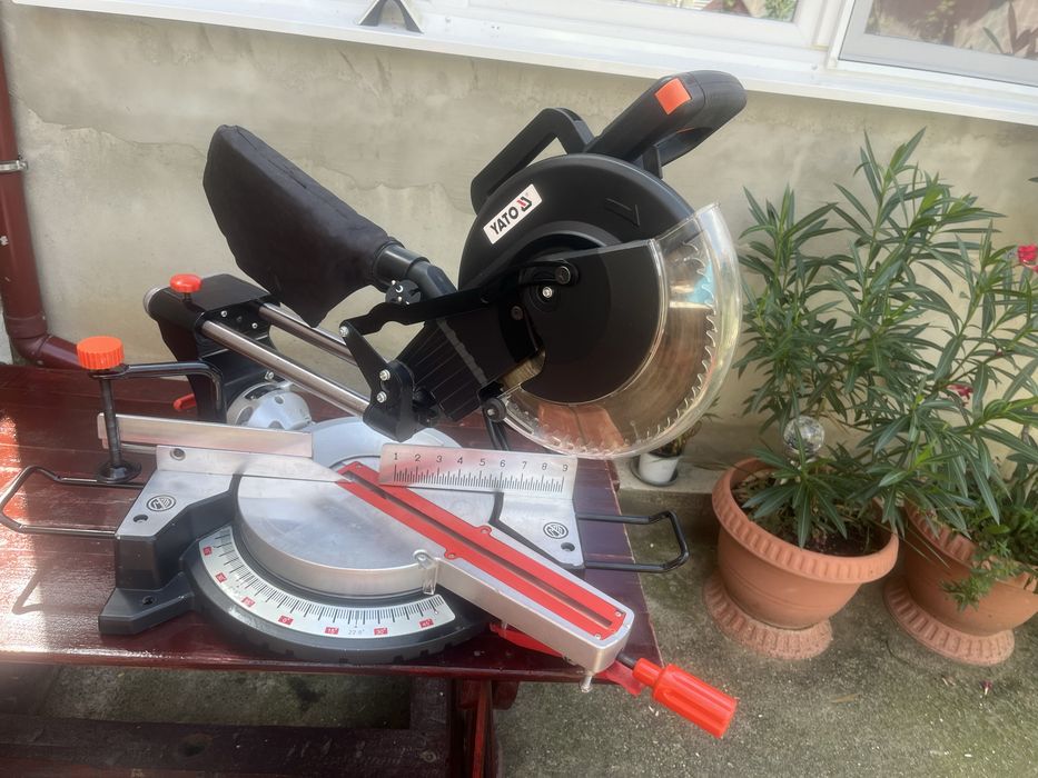 Fierastrau de banc yato 1800 w