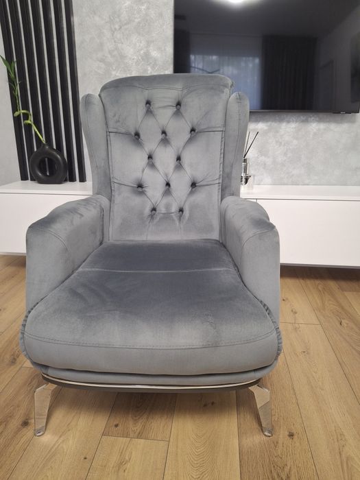 Vând fotoliu chesterfield si 4 scaune