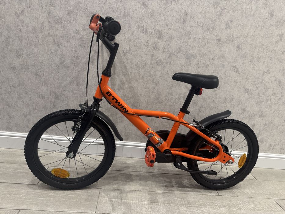 Bicicletă 16'' + roti ajutatoate + casca neagra  noua!