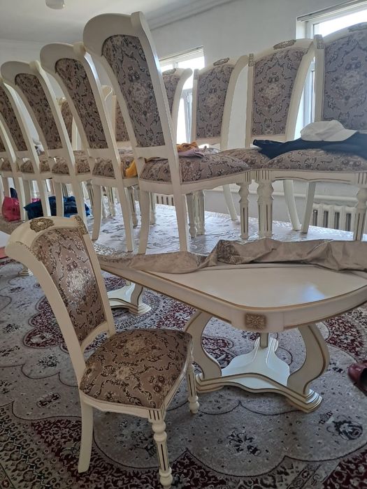 Стол со стульями в гостиную