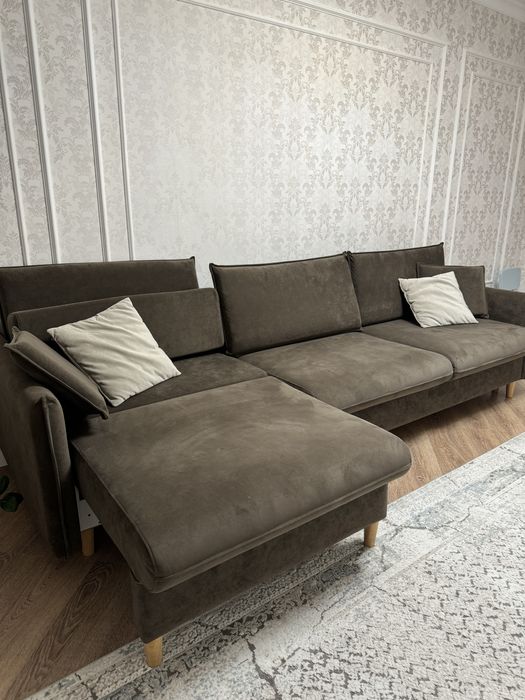 коричневый диван