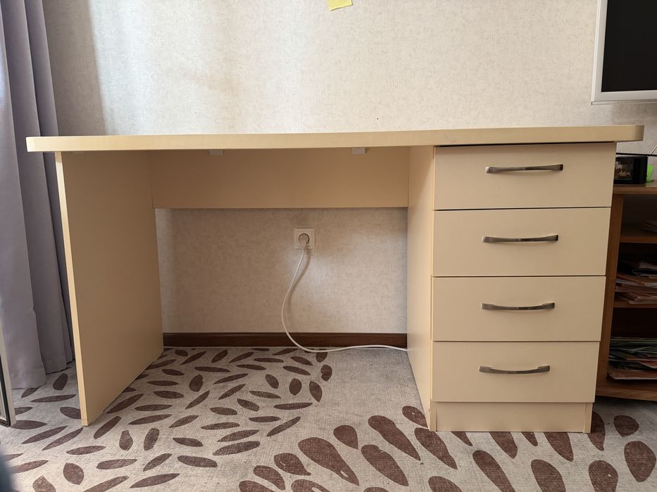 Письменный стол..