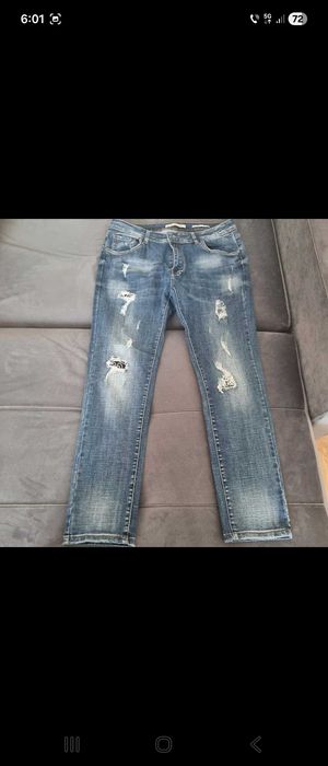 Blugi albastri moderni