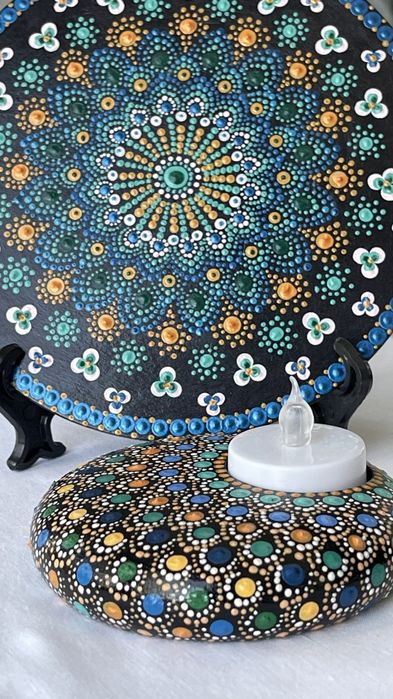 Tablouri pe pânză pictate în tehnica 'Mandale în puncte'