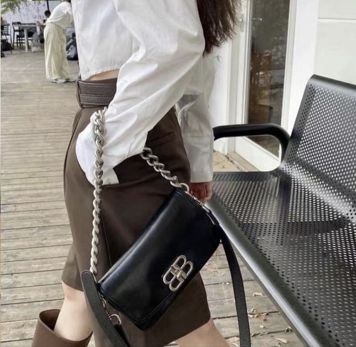 Новая кожаная с цепью и ремешком