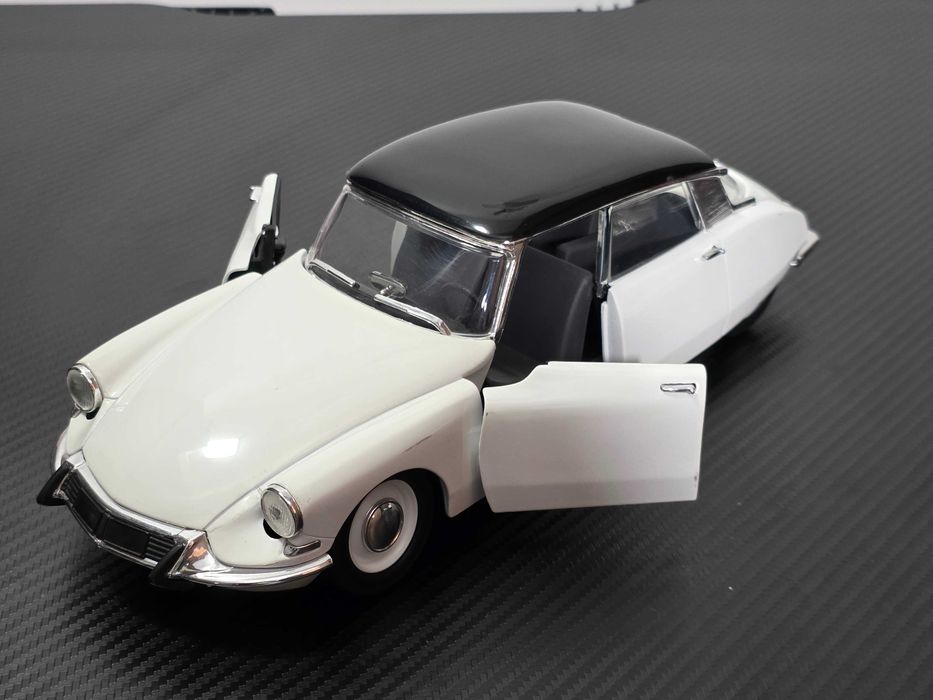 Macheta Auto 1/18 Solido Citroen DS19 Alb Plafon negru
