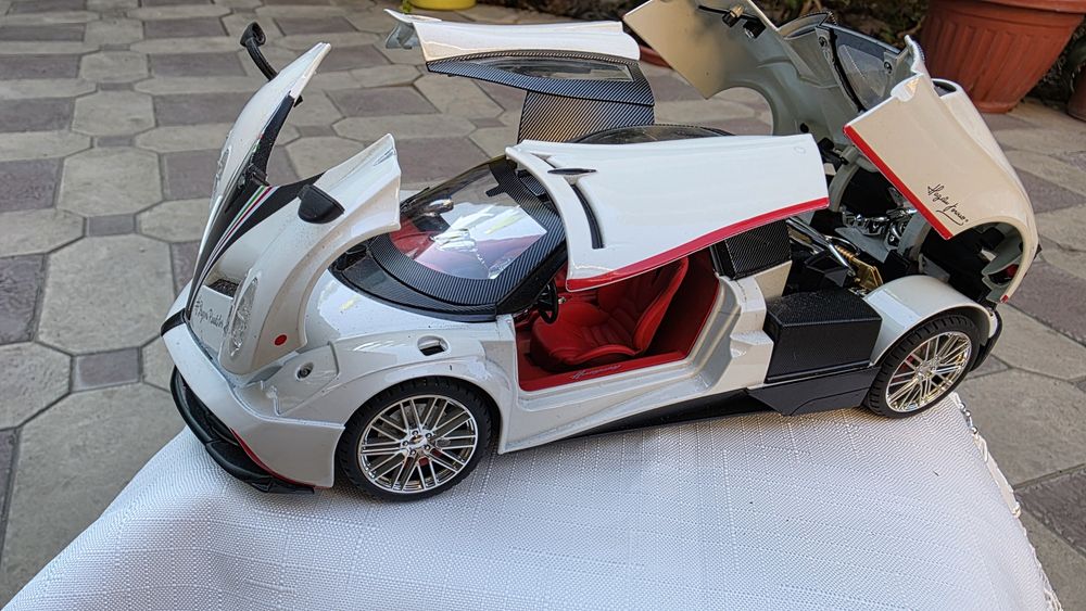 коллекционная модель автомобиля Pagani Huayra в