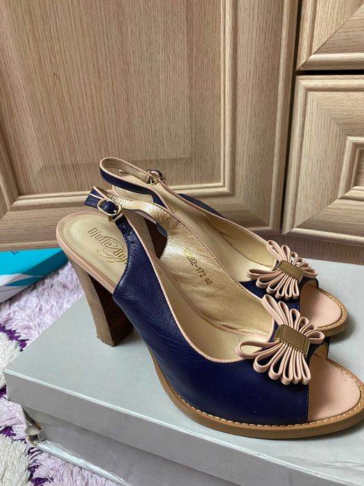 Продам босоножки летние на каблуке с бантом