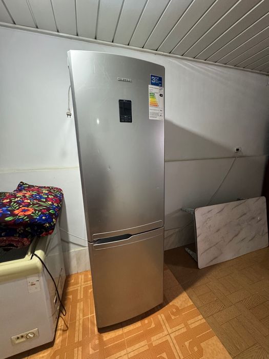 Холодильник сотилади