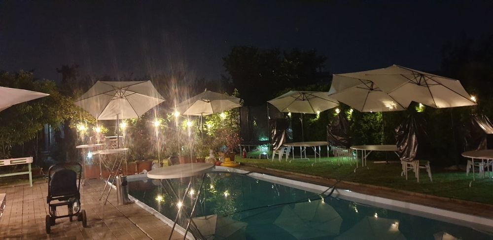 Umbrele pentru inchiriere mese scaune vesela